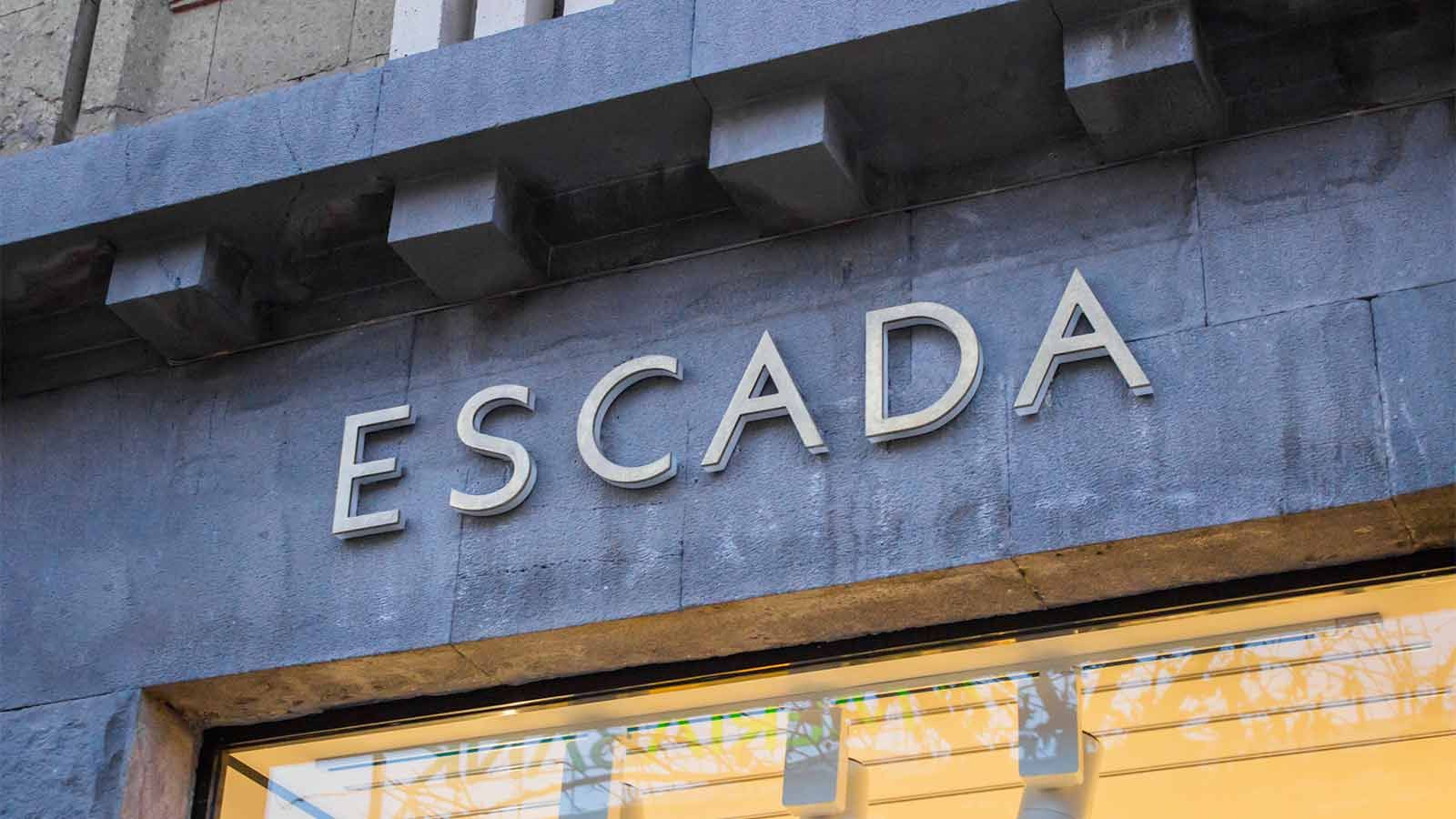 escada 3d brushed metal letters