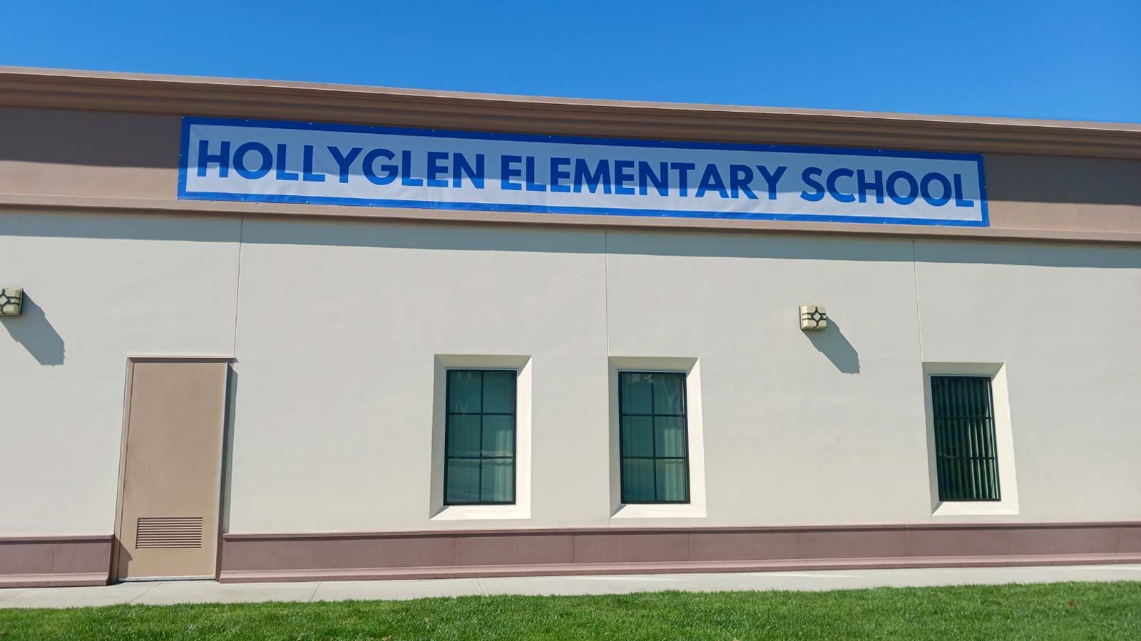 Hollyglen Elementary School college sign on a building