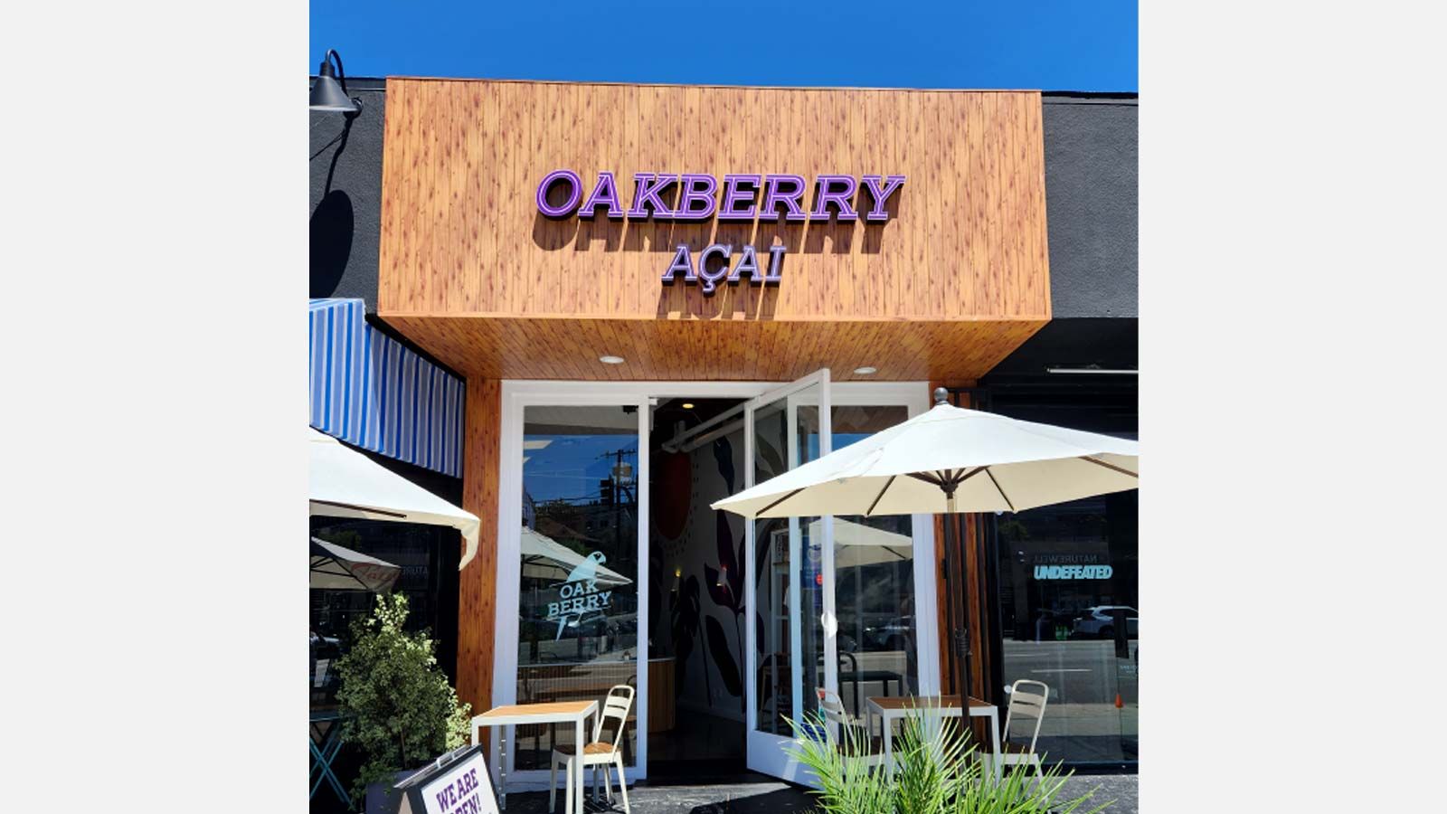 OAKBERRY Açaí channel letters mounted on the facade