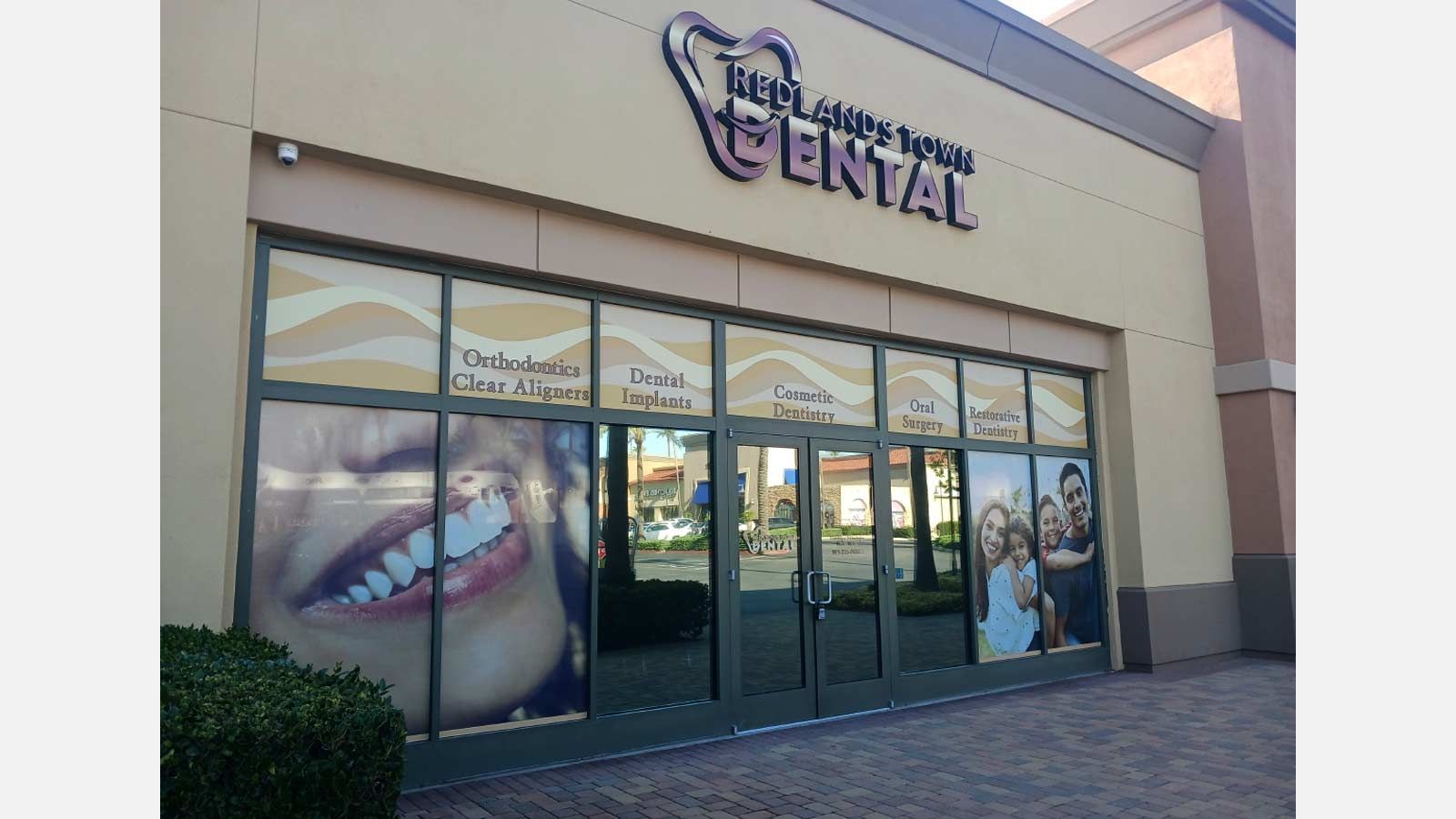 Redlands Town Dental modern signs installed at the entrance