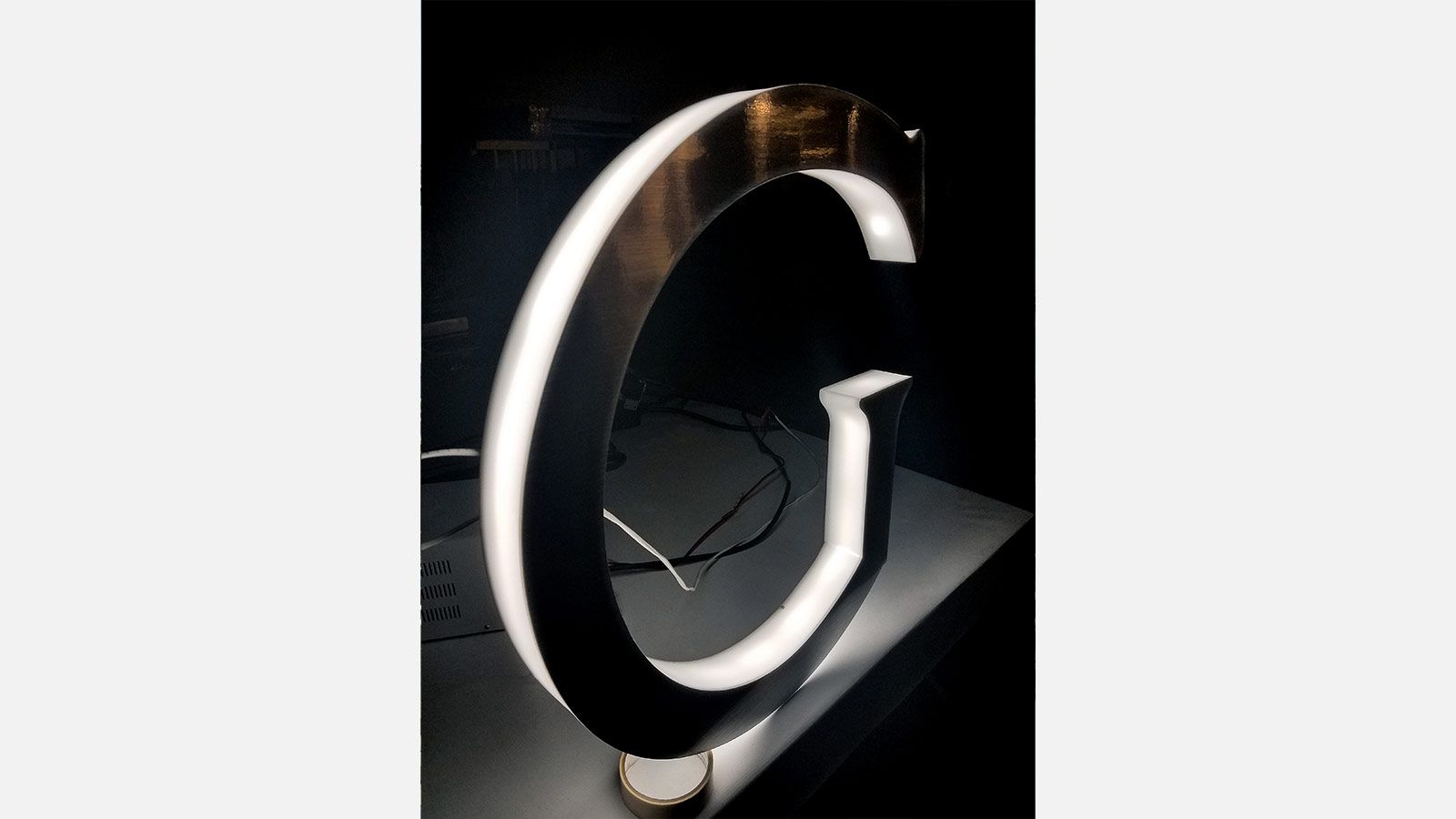 g letter shaped side illuminated display