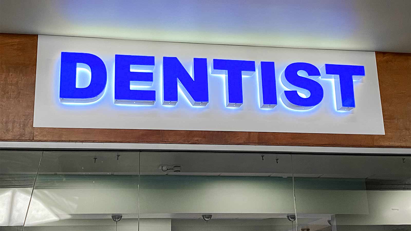 dentist blue backlit sign