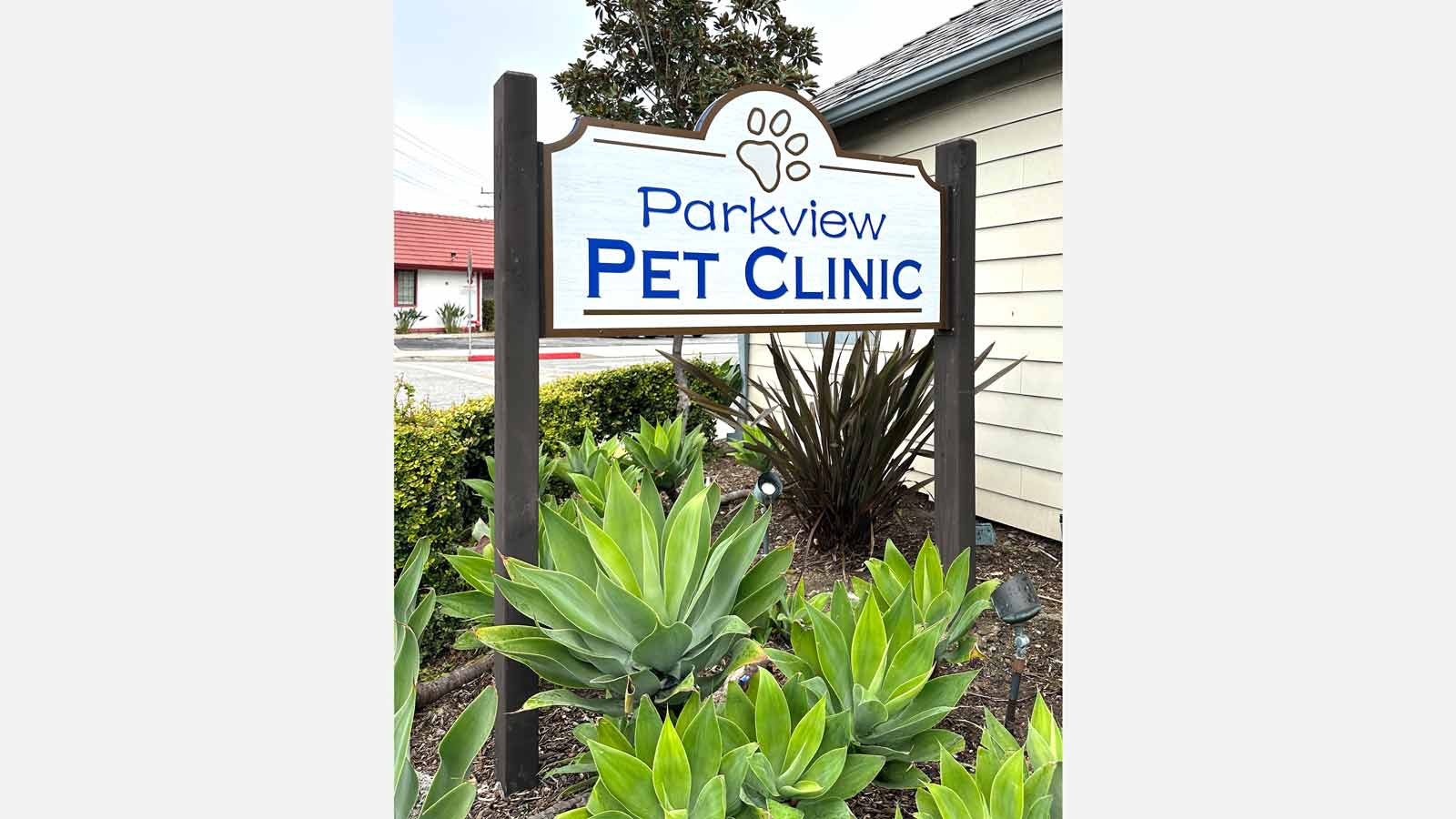 parkview pet clinic pylon sign installed outdoors