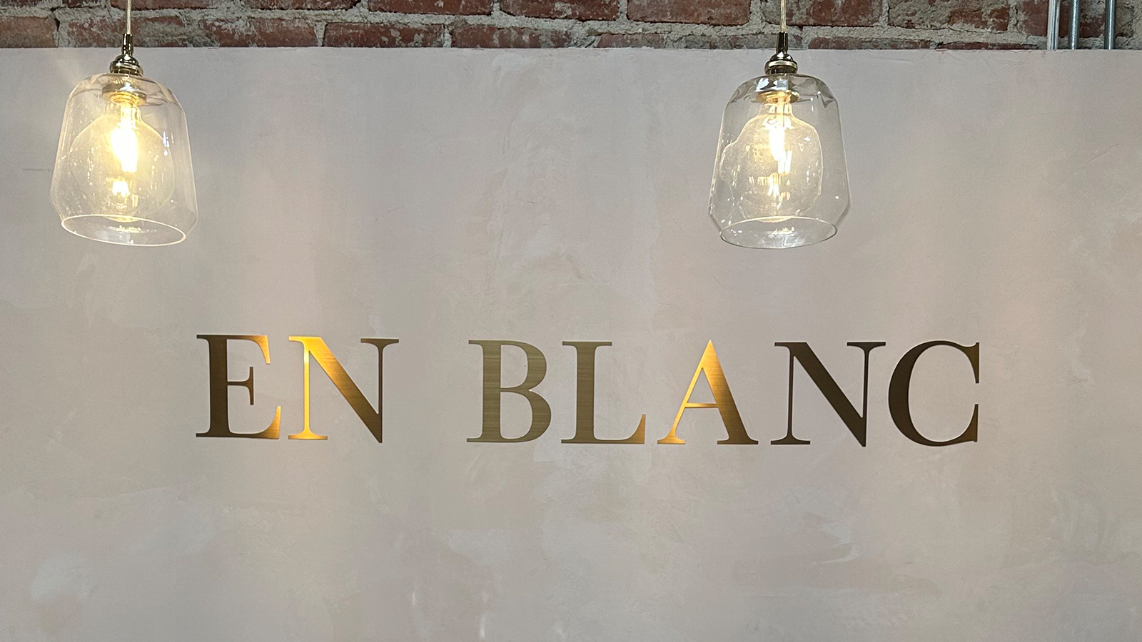 En Blanc Brushed Aluminum Graphics For Interior Design