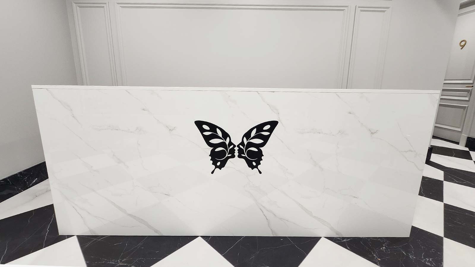 la beauty skin center vinyl logo applied on reception desk