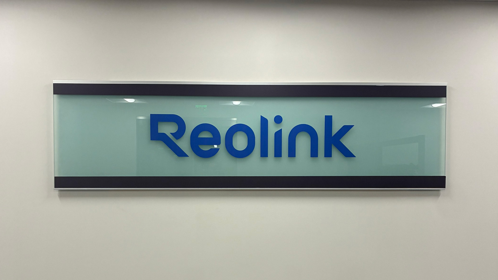 reolink vinyl decal applied on glass panel