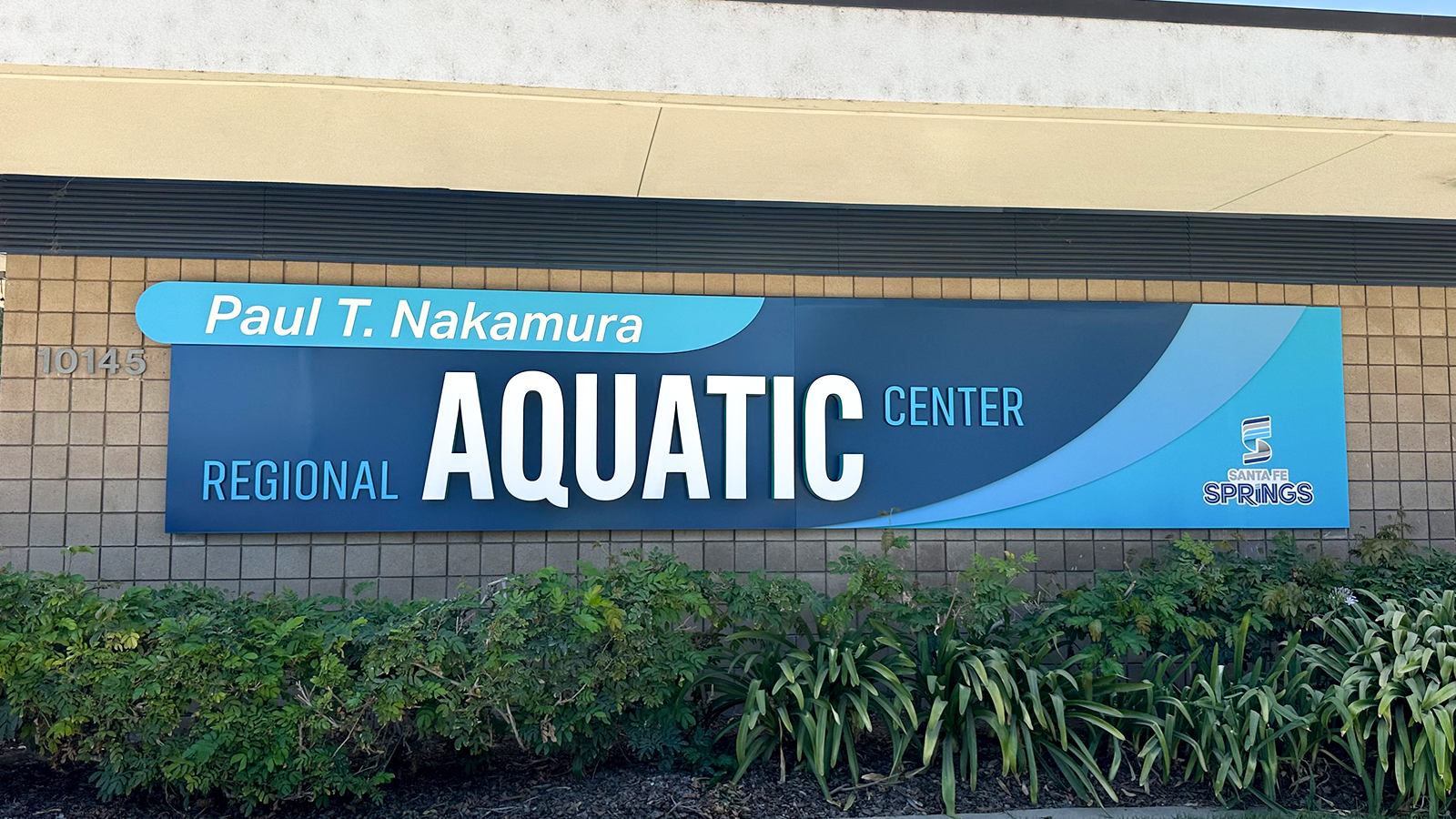 santa fe springs aquatic center aluminum sign on wall